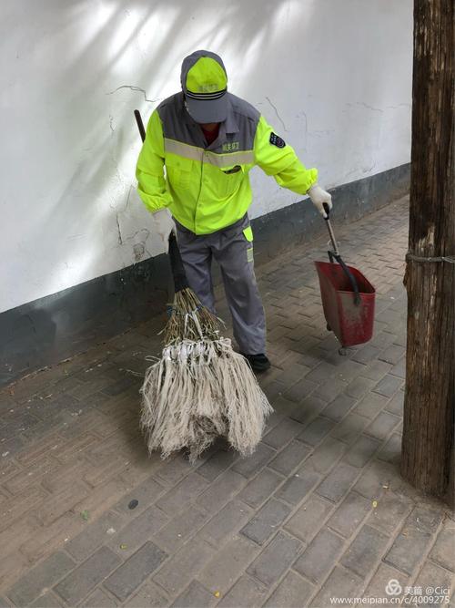 兰州市区的清洁工使用的扫帚是用塑料袋编上滴